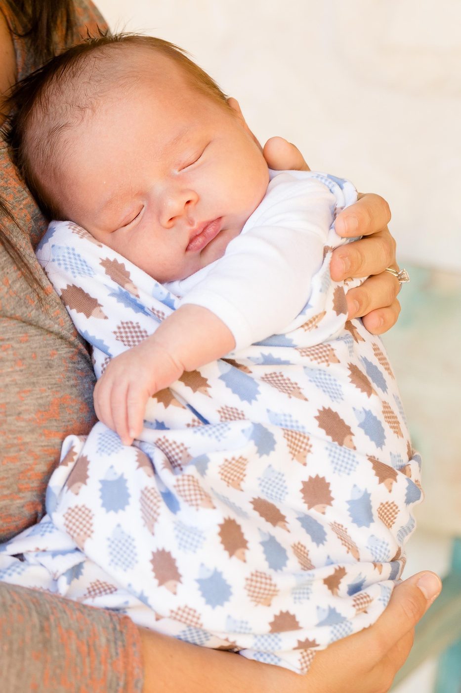 Bébé endormi dans les bras, accompagnement périnatal à Rennes